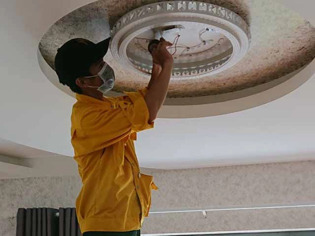 Thợ lắp đèn trang trí